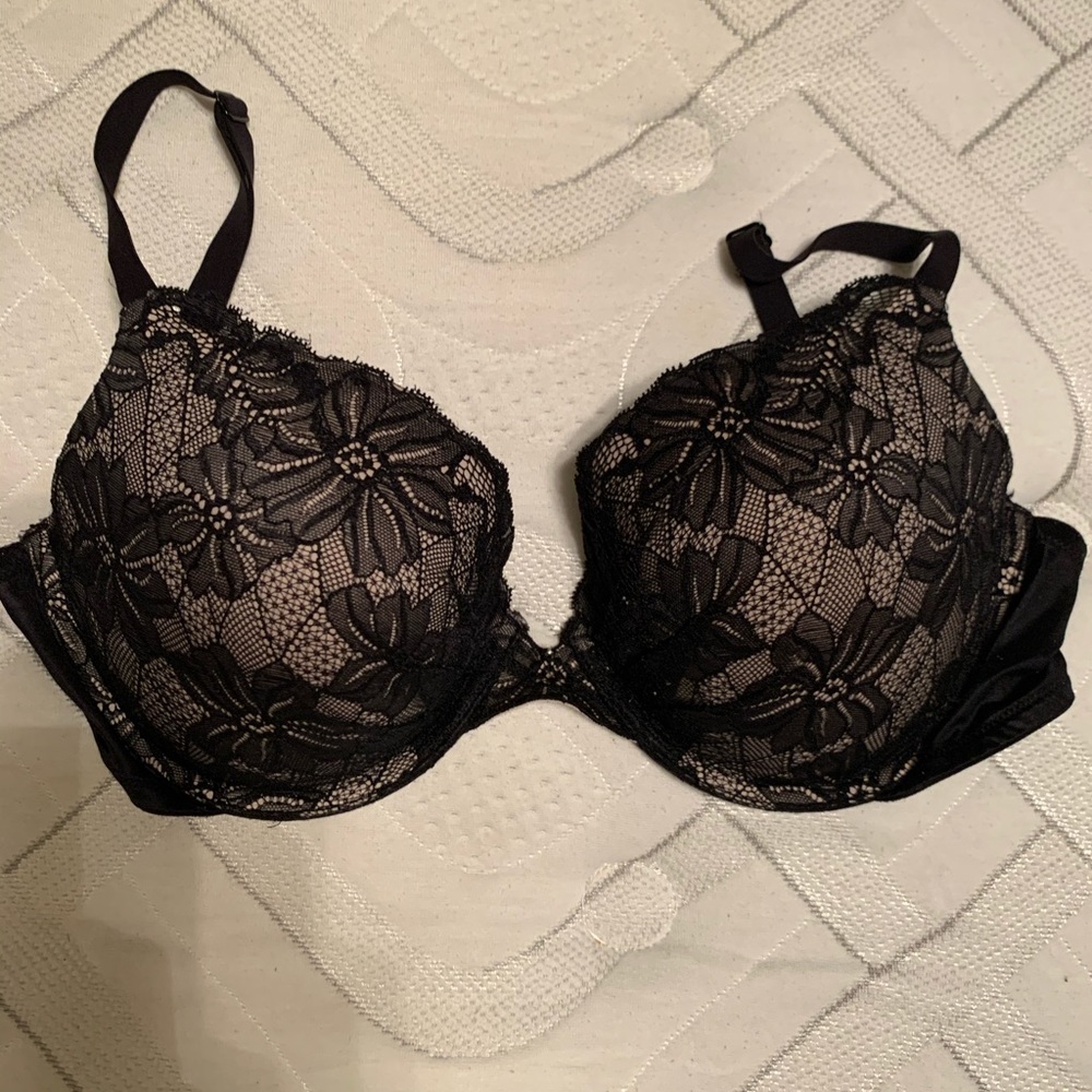 Maidenform black lace plunge bra